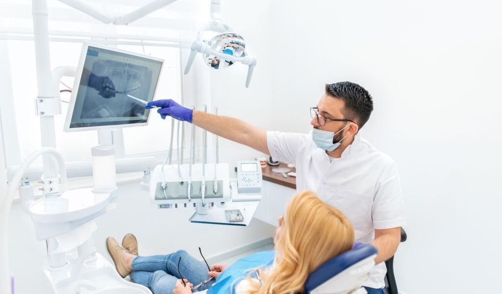 Choosing the Right Dental Implant Specialist: A Comprehensive Guide